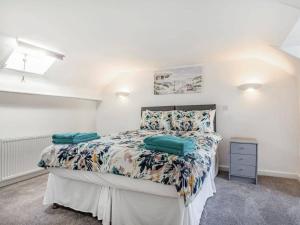 1 dormitorio con 1 cama en una habitación blanca en Lovely Heather House Accommodation 3 kings 1 double sofa en Torquay