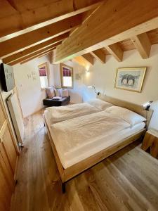 ein Schlafzimmer mit einem großen Bett im Dachgeschoss in der Unterkunft Mischabelblick in Fiesch