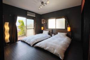 1 dormitorio con 2 camas y ventana en Awaji Aquamarine Resort - Vacation STAY 28900v en Awaji