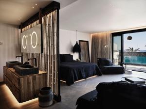 Cama ou camas em um quarto em Myconian O, a Member of Design Hotels