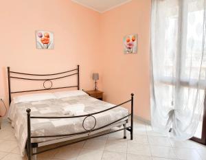 - une chambre avec un lit et une fenêtre dans l'établissement Agricantus 2000, à Capoterra