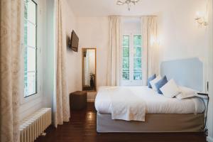 Llit o llits en una habitació de Hôtel Restaurant U Castellu Vizzavona
