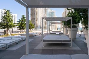 マイアミにあるICON Brickell residencesの建物内のパティオにベッドが備わる客室です。 +96枚の写真