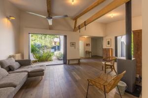 a living room with a couch and a table at Villa Arceaux - Premiere conciergerie in Montpellier