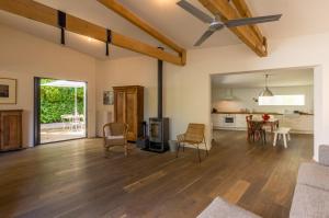 uma sala de estar em plano aberto com uma sala de jantar e cozinha em Villa Arceaux - Premiere conciergerie em Montpellier