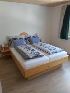 Postel nebo postele na pokoji v ubytování Appartements Vallüla Montafon