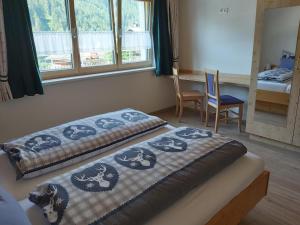 Postel nebo postele na pokoji v ubytování Appartements Vallüla Montafon