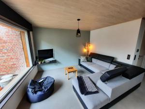 a living room with a couch and a table at Watou's Uzeke in Poperinge