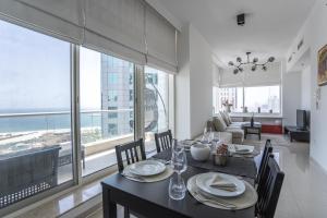 Posezení v ubytování HiGuests - Exceptional Apt with Furnished Terrace By the Sea