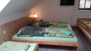 Postel nebo postele na pokoji v ubytování Elitní wellness penzion U Dvou jedlí v srdci Českého ráje