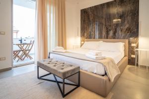 sypialnia z dużym łóżkiem i stołem w obiekcie Il Crepuscolo Marzamemi w mieście Marzamemi