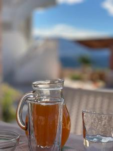 een glazen kan thee zittend op een tafel bij Villa JOSANA in Sarandë