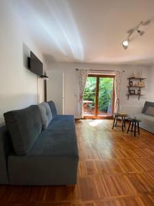 salon z kanapą i stołem w obiekcie La Playa Apartament z ogródkiem w mieście Hel +15 zdjęć