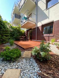 dom z drewnianym tarasem i balkonem w obiekcie La Playa Apartament z ogródkiem w mieście Hel