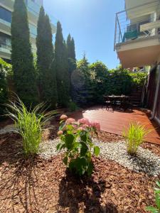 Ogród w obiekcie La Playa Apartament z ogródkiem