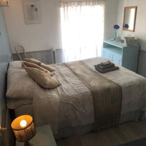 Schlafzimmer mit einem großen Bett und einem Fenster in der Unterkunft Les Landes in Saint-Pardoux-Corbier