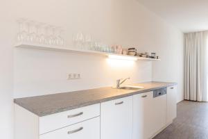Kuchnia lub aneks kuchenny w obiekcie Alpenrock Schladming by ALPS RESORTS