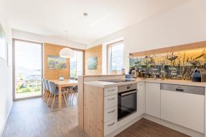 Kuchnia lub aneks kuchenny w obiekcie Alpenrock Schladming by ALPS RESORTS