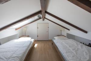 Postel nebo postele na pokoji v ubytování Stone-and-Style Guesthouse with shared heated Pool