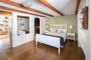 Postel nebo postele na pokoji v ubytování Stone-and-Style Guesthouse with shared heated Pool