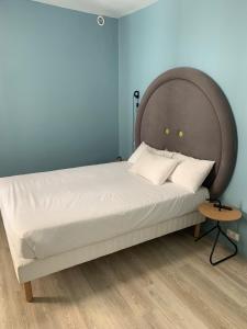 een bed in een kamer met een blauwe muur bij Hôtel Eiffel XV in Parijs