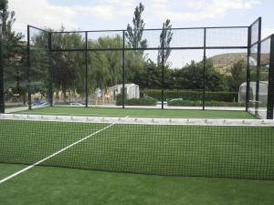Tennis and/or squash facilities at Hotel de Montaña Rubielos or nearby