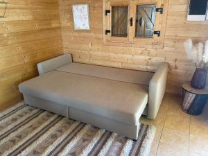 Cama en habitación con pared de madera en Magnifique chalet aux portes de la Drôme, en Saint-Rambert-d'Albon