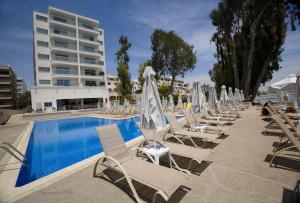 Bazén v ubytování Harmony Bay Hotel nebo v jeho okolí