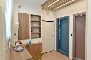 a room with a table and a blue door at Dimora Al Castello in Matera