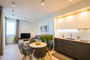 Televízia a/alebo spoločenská miestnosť v ubytovaní Silverdream Panorama Apartment