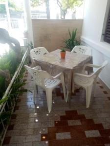 Rõdu või terrass majutusasutuses Apartments Vuk&Jovan