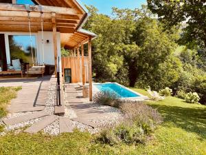 una casa con piscina en un patio en Die Mayerei, en Kitzeck im Sausal