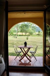 een patio met een tafel en stoelen en een speeltuin bij Val de Llous I 40 in Sainte-Léocadie