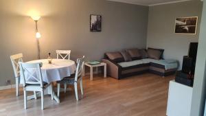 salon ze stołem i kanapą w obiekcie Spokojna APT w mieście Katowice