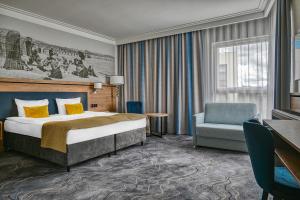 pokój hotelowy z łóżkiem i krzesłem w obiekcie Sopotorium Hotel & Medical Spa w mieście Sopot