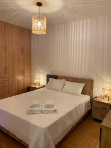 Postel nebo postele na pokoji v ubytování Komis Crown - Luxury Apartments