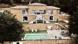 Πισίνα στο ή κοντά στο Charmant logement avec piscine