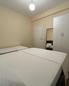 En eller flere senger på et rom på Dragoti Apartment 2