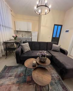 Ruang duduk di Dragoti Apartment 2