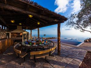Foto dalla galleria di Historic Canarian House, Private Heated Infinity Pool, BBQ, WIFI + Panoramic Ocean Views ad Arona