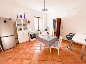 una cucina e una sala da pranzo con tavolo e sedie di Villa delle Magnolie Montesilvano Abruzzo a Montesilvano