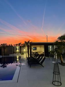 Rrushkull的住宿－La Mirage Villa，一座带游泳池的别墅,享有日落美景