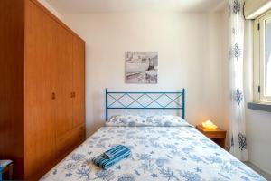 Een bed of bedden in een kamer bij Pineta Mare Flat