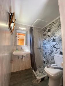 Ett badrum på Roxani Studios-Apartments