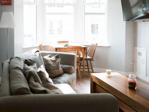 ein Wohnzimmer mit einem Sofa und einem Tisch in der Unterkunft Pass the Keys Lovely Traditional 2 Bedroom Flat in West End in Glasgow