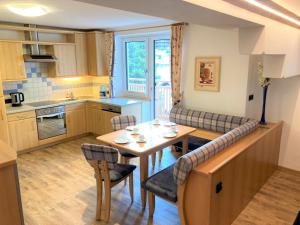 Kuchnia lub aneks kuchenny w obiekcie Hotel Garni Siegmundshof - inclusive Joker Card im Sommer
