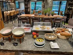 un mostrador con un montón de comida. en Boutique Hotel La Gorge, en Saas-Fee