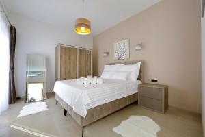 une chambre avec un grand lit avec des draps et des oreillers blancs dans l'établissement Villa Ivana 2, à Starigrad-Paklenica 38 autres photos