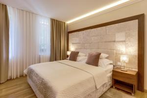 Katil atau katil-katil dalam bilik di Grand Lakes Rooms