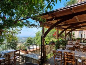 een restaurant met tafels en stoelen op een balkon bij La Dimora del Duca Luxury in Giungano